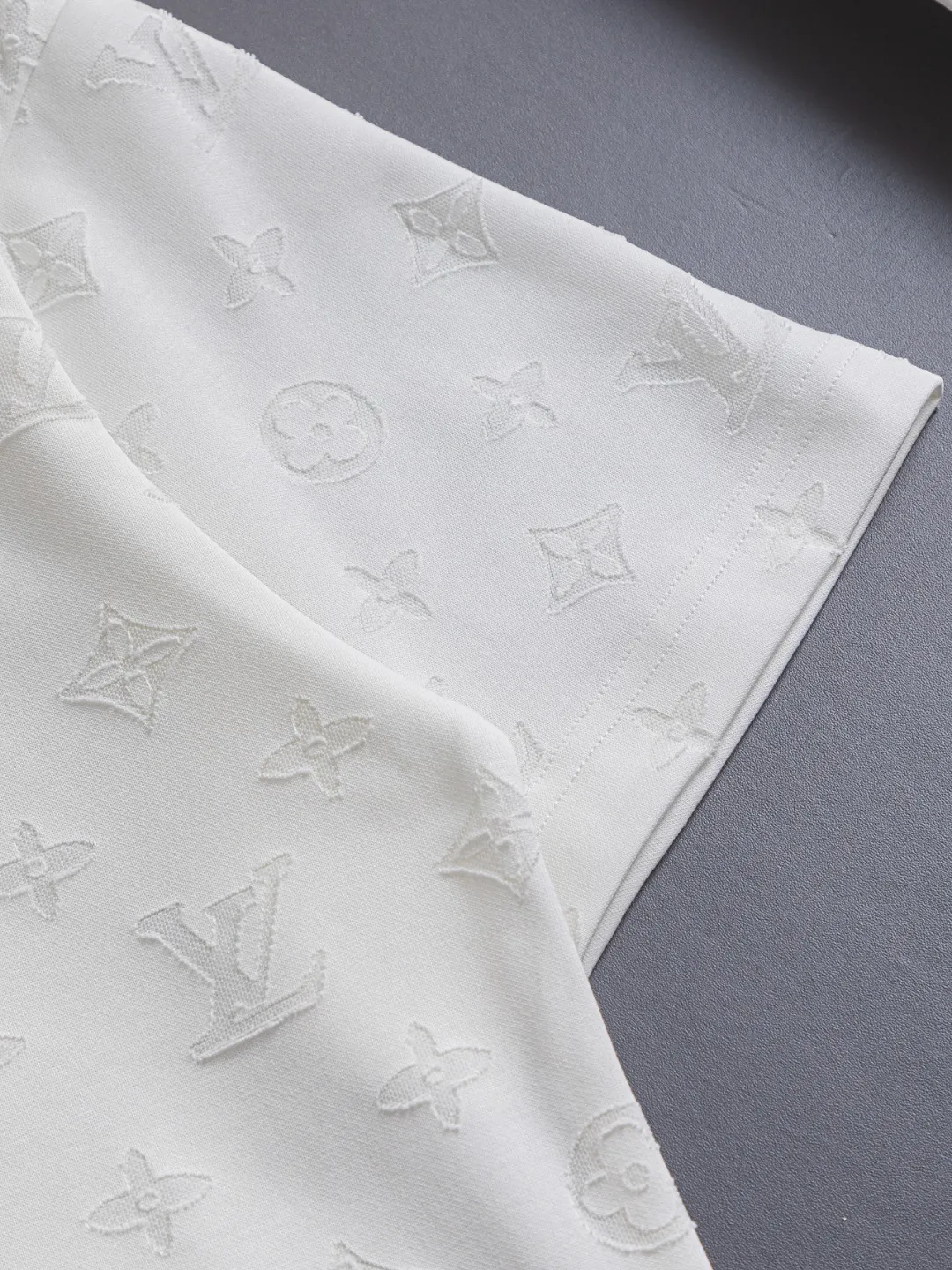🅿️200 Louis Vuitton Louis Vuitton 1V slightly wide version S-XL 25SS LV new product counter catwalk style full body cut burnt letter logo heavy craftsmanship same style for men and women! Short-sleeves are not the same as the general public, but must be unique and eye-catching. This LV short-sleeves is all about quality, comfort, consistent style, fashion, including fabrics and cutting techniques, all of which have been made with great effort! 320 grams of washed pure cotton fabric, pure cotton is breathable, very refreshing and comfortable for daily wear. The rib knitting on the neckline is smooth and tight, and the neckline will not be skewed if you toss it at will. The loose version, you will find that it looks really good on the upper body. The overall is minimalist and neat, super versatile for daily use! Pair it casually with a pair of pants for a youthful look. A T-shirt will make your outfit crazy. It is a fashionable item that can never go wrong! Black, white, blue, purple Size: S-XL Size chart: S: Shoulder width 50 - Bust 54 - Clothing length 70 M: Shoulder width 52 - Bust 56.5 - Clothing length 72 L: Shoulder width 54 - Bust 59 - Clothing length 74 XL: Shoulder width 56 - Bust 61.5 - Clothing length 76